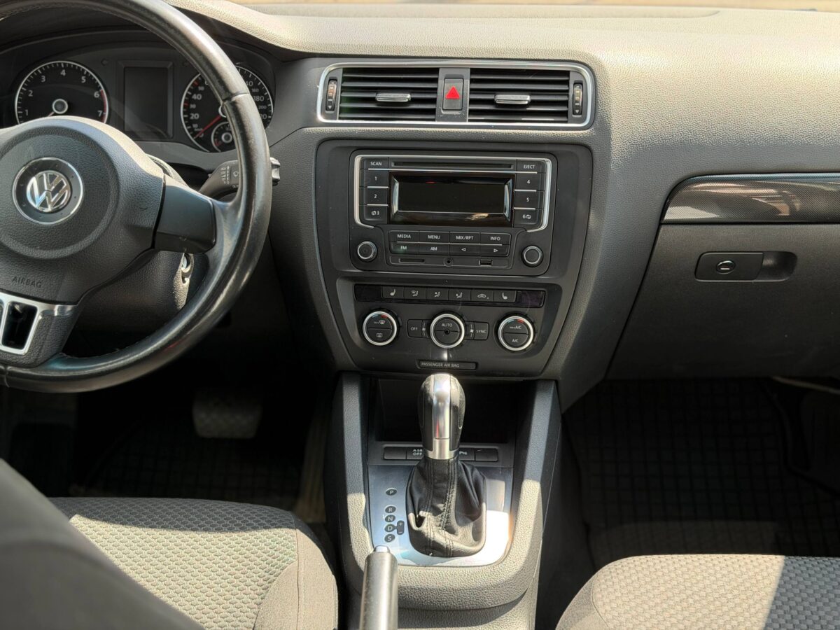 Volkswagen Jetta $photo_id