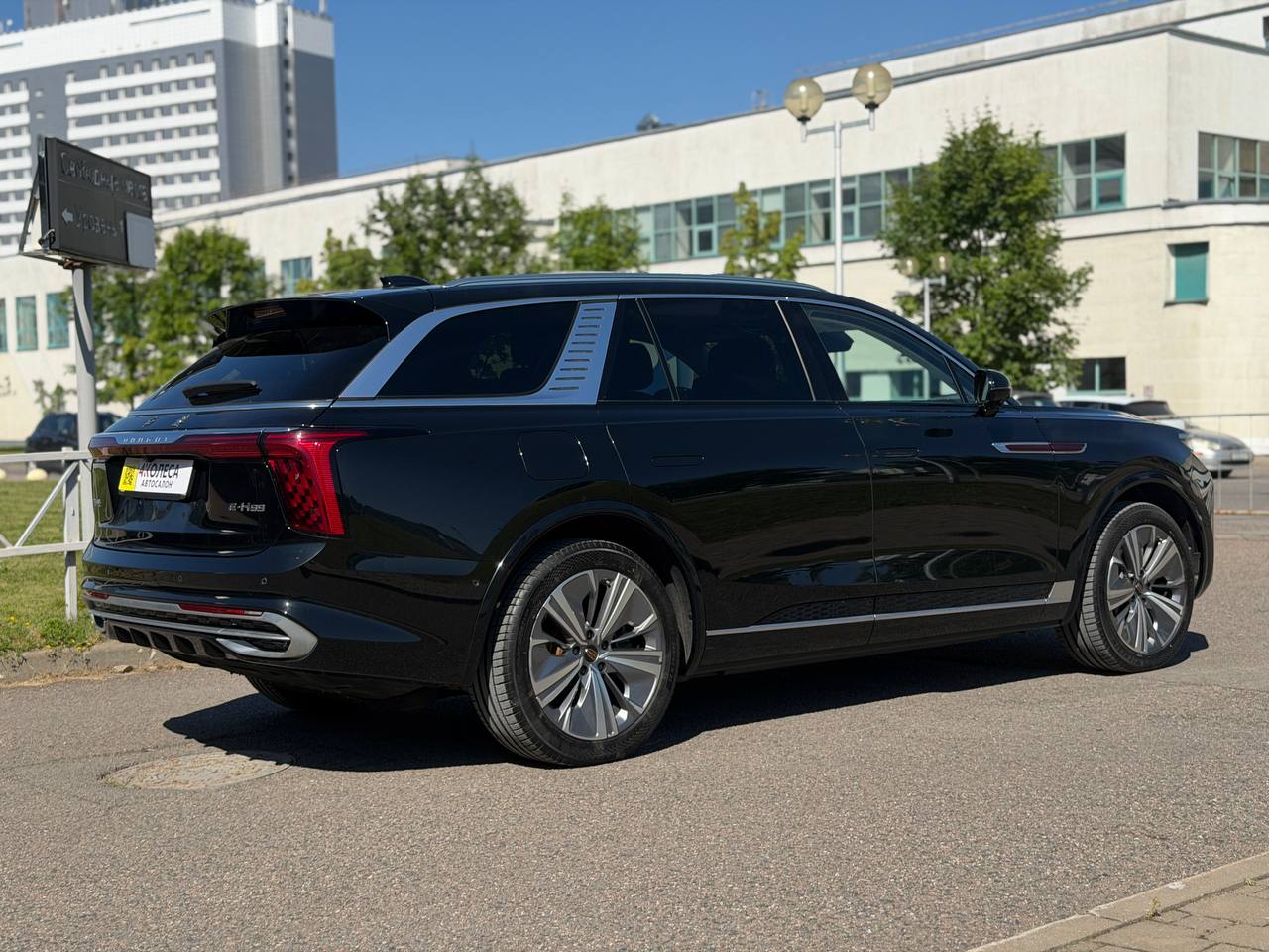 Hongqi E-HS9